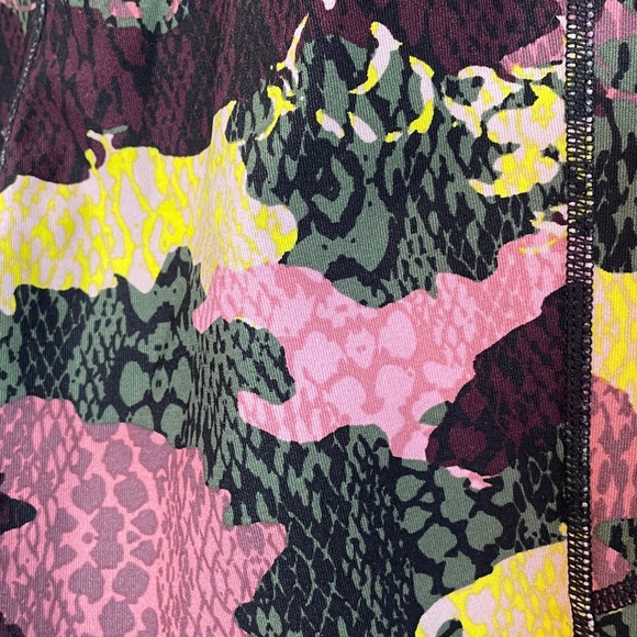 Calvin Klein Size Medium Camouflage Patterned Leggings - Picture 6 of 9